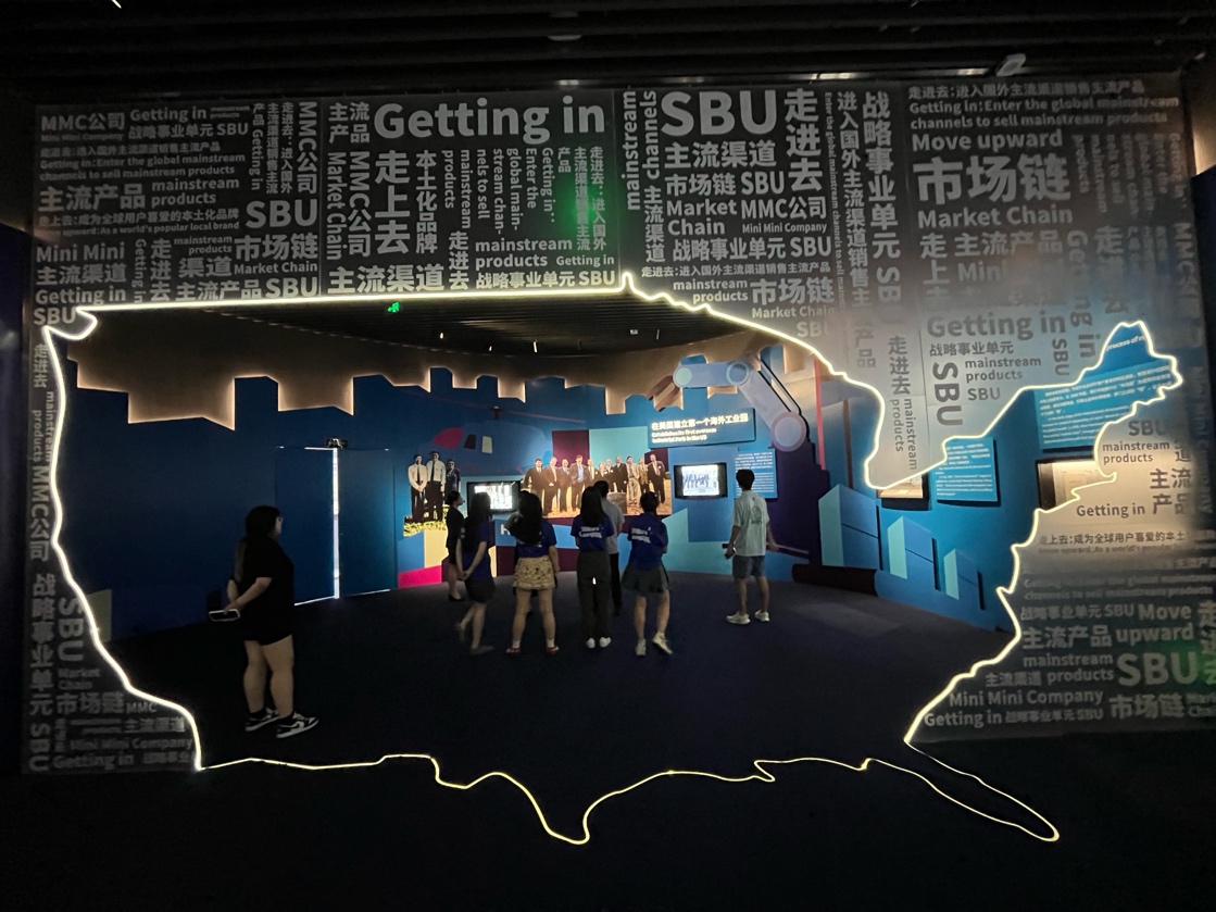 图片包含 男人, 绿色, 前, 桌子AI 生成的内容可能不正确。